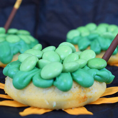 How to Make Halloween Cauldron Doughnuts 1 How to Make Halloween Cauldron Doughnuts